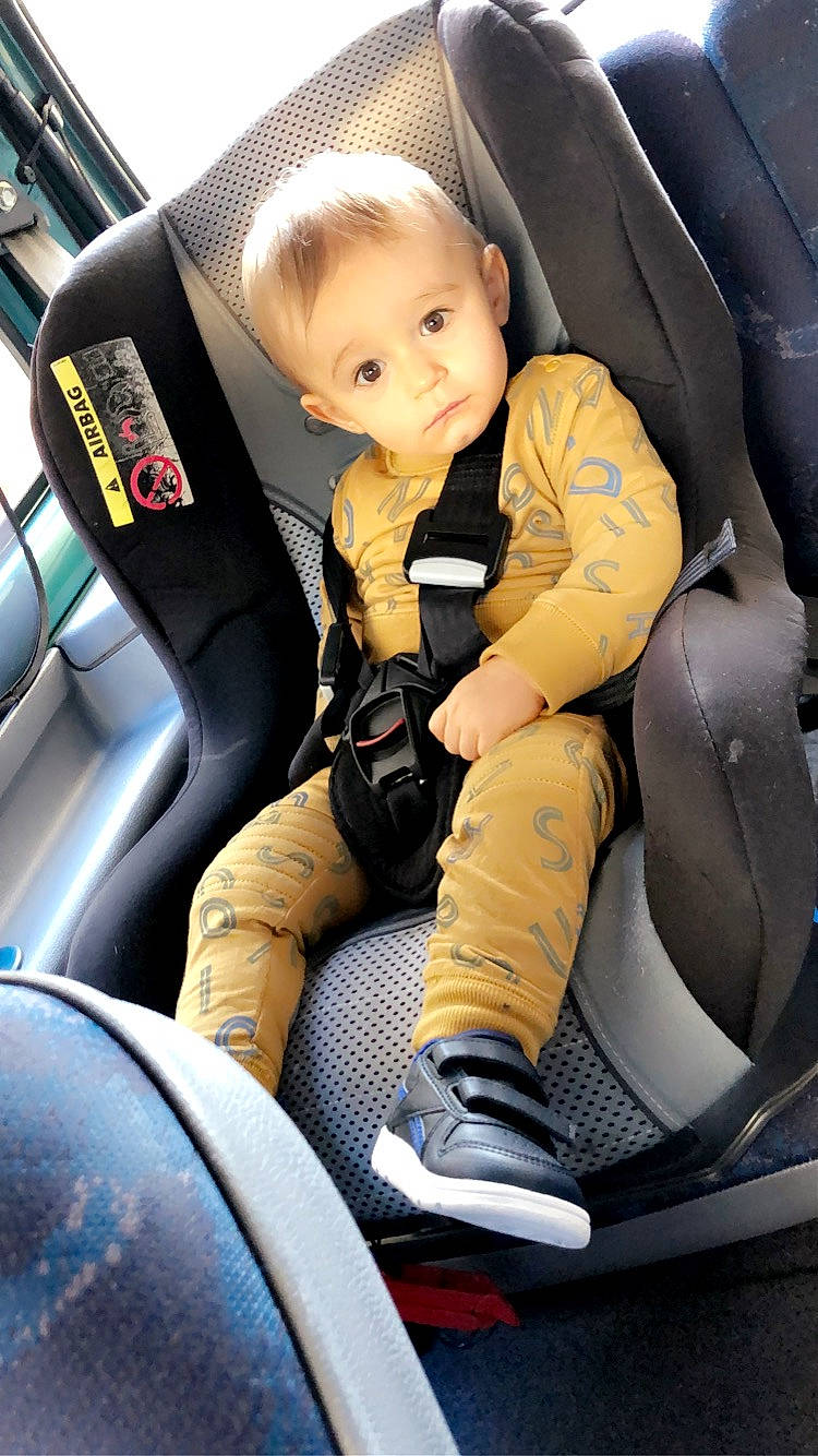 Ezra a rejoint le concours — aidez-le/la à gagner de superbes lots ! arm, automotive_design, automotive_exterior, car, car_seat, car_seat_cover, comfort, head, head_restraint, human_body, leg, mode_of_transport, motor_vehicle, person, seat_belt, shoe, steering_part, steering_wheel, toddler, vehicle