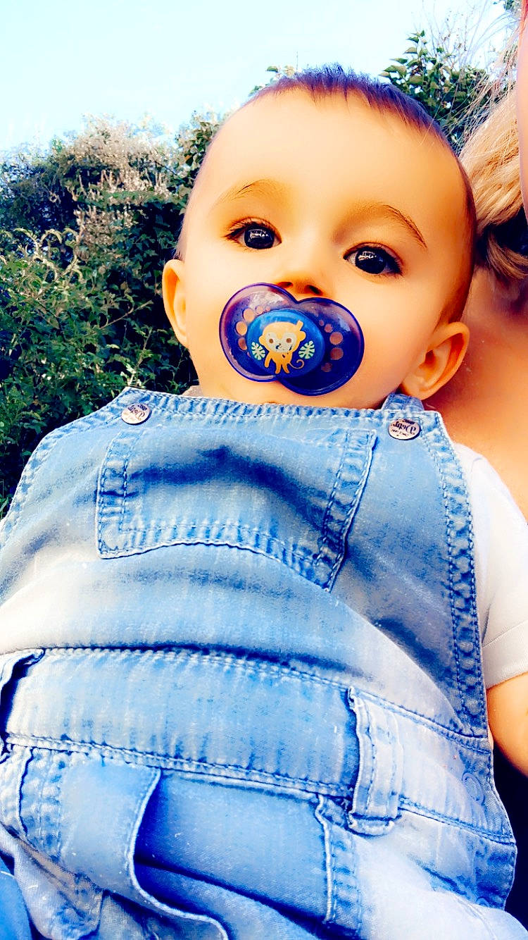 Ezra a rejoint le concours — aidez-le/la à gagner de superbes lots ! azure, baby, baby_toddler_clothing, blue, cheek, chin, cool, eye, eyelash, fun, grass, happy, iris, leisure, lip, nose, people_in_nature, person, skin, sleeve