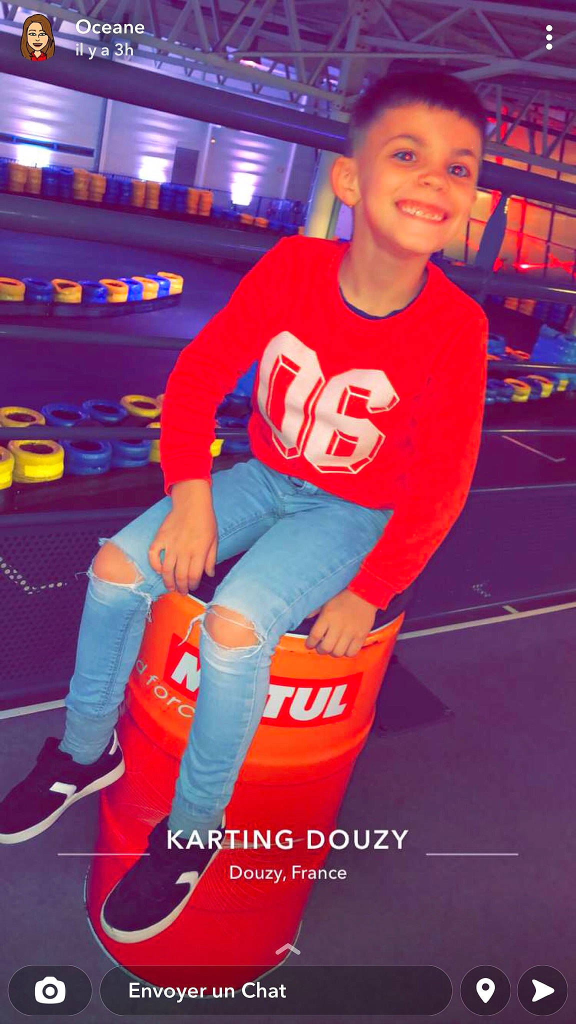 Kézian participe au concours pour gagner de l'argent avec cette photo : boot, chair, electric_blue, event, flooring, fun, human_leg, jersey, joy, knee, leg, leisure, person, player, shoe, smile, sneakers, sock, sports, sportswear