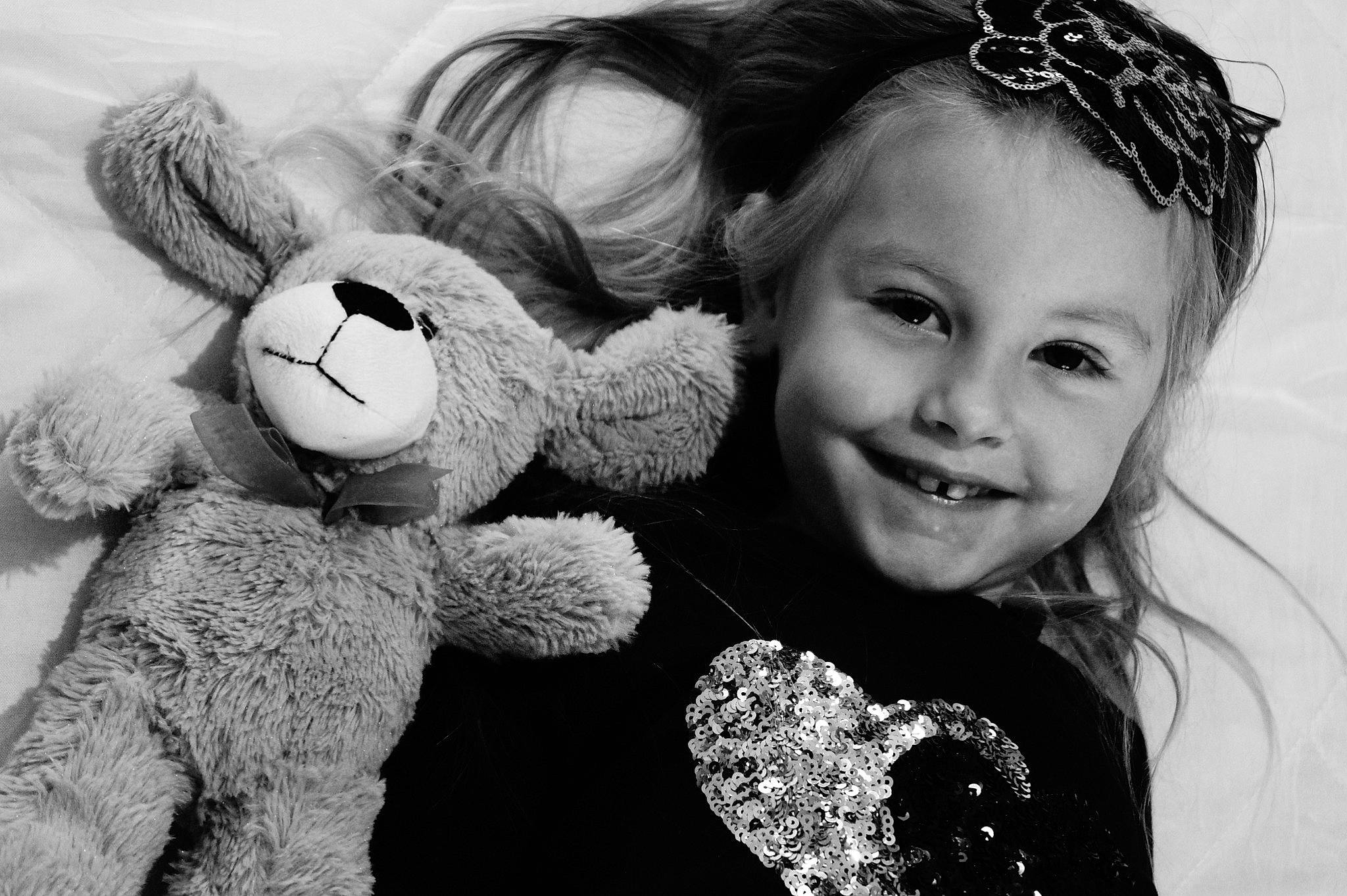 Jade participe au concours pour gagner de l'argent avec cette photo : black, black_and_white, child, emotion, facial_expression, fun, girl, happiness, human, infant, joy, laughter, monochrome, monochrome_photography, person, photograph, photography, skin, smile, teddy_bear