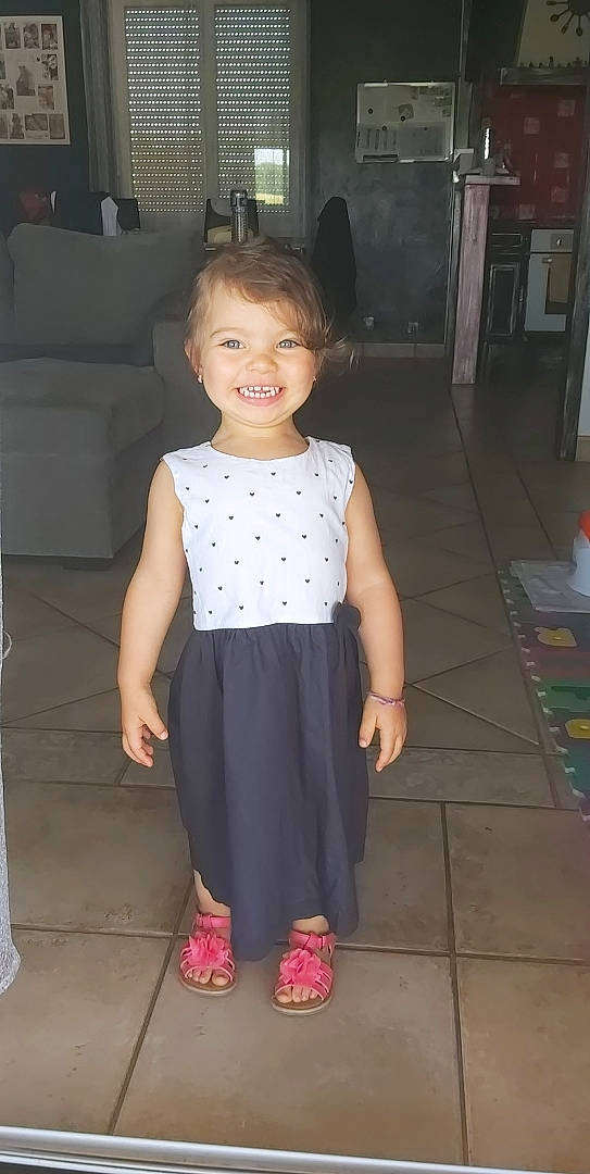 Lénna a rejoint le concours — aidez-le/la à gagner de superbes lots ! baby_toddler_clothing, chin, dress_shirt, eye, face, happy, head, joint, joy, knee, neck, person, pink, shoe, shoulder, skin, sleeve, smile, t_shirt, toddler