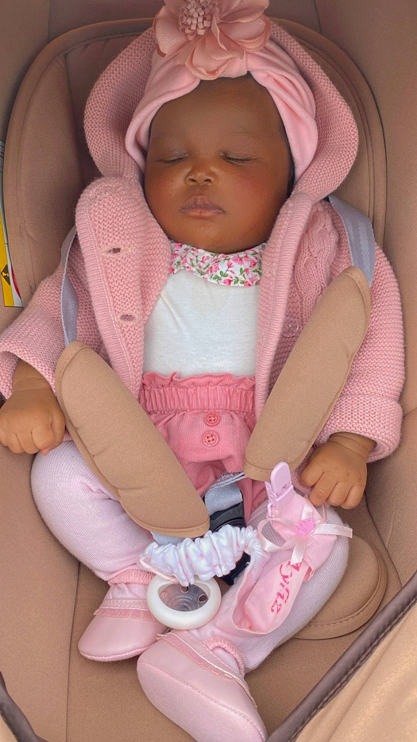 Ayliz participe au concours pour gagner de l'argent avec cette photo : baby, baby_products, baby_safety, baby_toddler_clothing, cheek, child, comfort, headwear, linens, mouth, nail, pattern, peach, person, pink, product, sitting, skin, sleeve, thumb