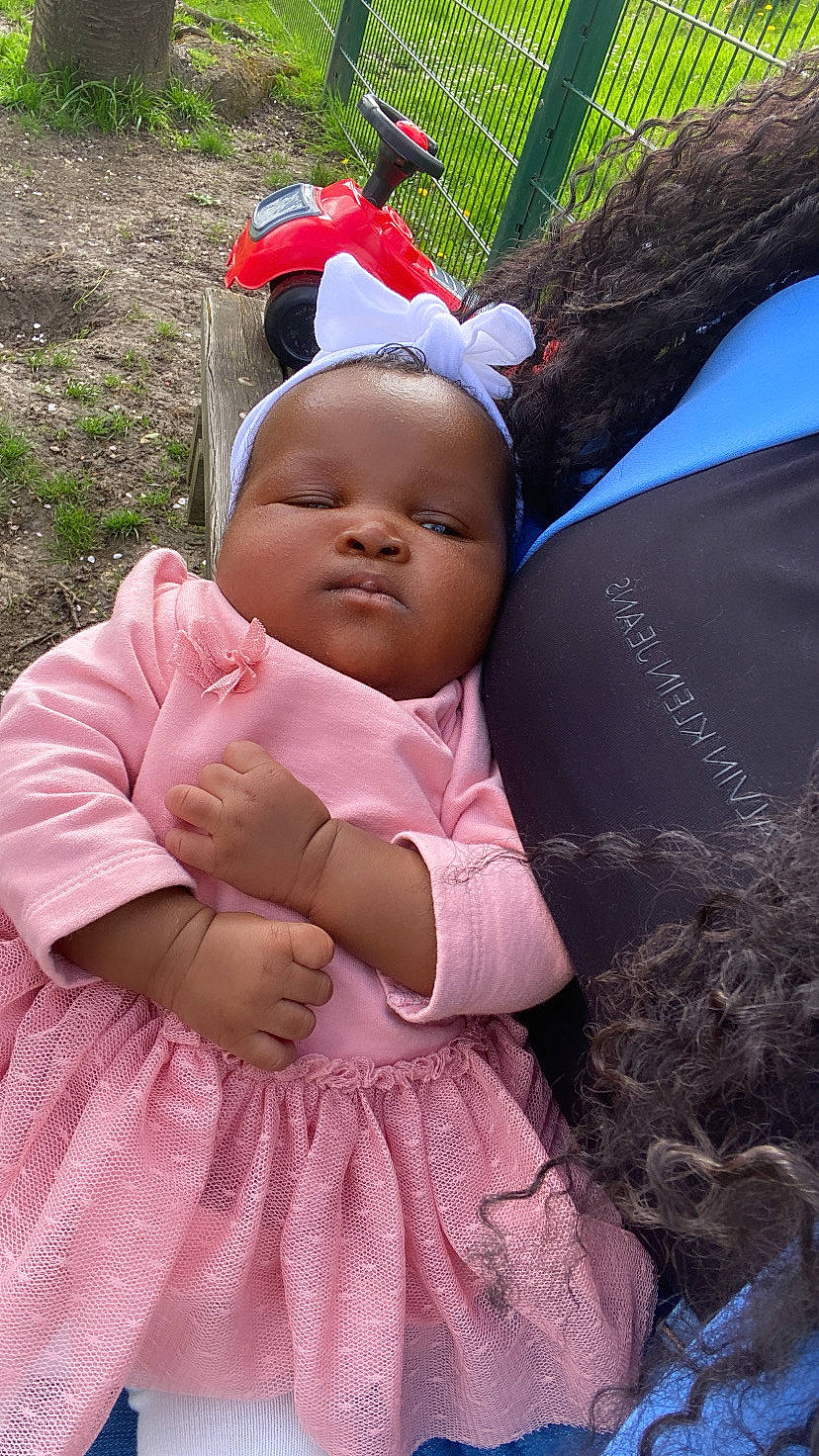 Ayliz a rejoint le concours — aidez-le/la à gagner de superbes lots ! baby, baby_carriage, baby_products, baby_toddler_clothing, carmine, child, event, grass, happy, hat, human_body, lap, leisure, people_in_nature, person, pink, plant, sitting, skin, toddler