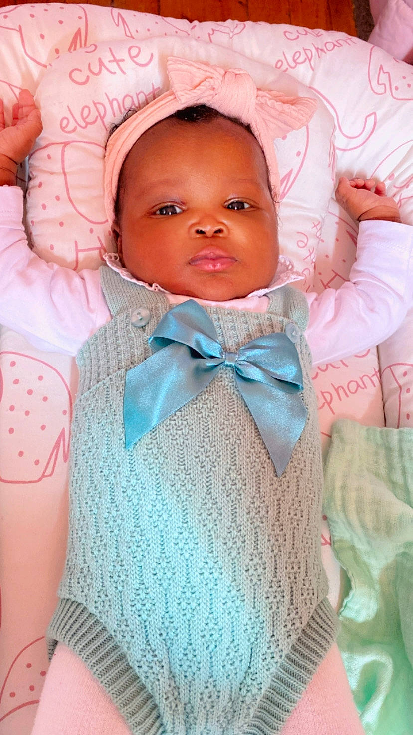 Ayliz participe au concours pour gagner de l'argent avec cette photo : baby, baby_products, baby_toddler_clothing, blue, cheek, child, comfort, fashion_accessory, happy, linens, neck, outerwear, pattern, peach, person, pink, skin, sleeve, textile, toddler