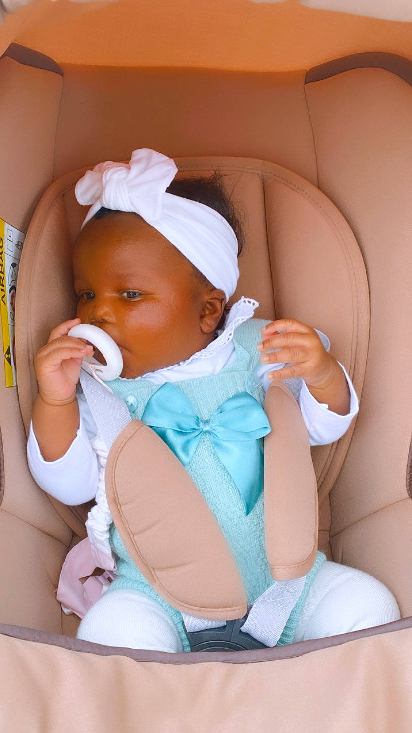 Ayliz participe au concours pour gagner de l'argent avec cette photo : baby, baby_in_car_seat, baby_products, baby_safety, baby_sleeping, baby_toddler_clothing, car_seat, child, comfort, finger, linens, nail, person, room, sitting, skin, thumb, toddler