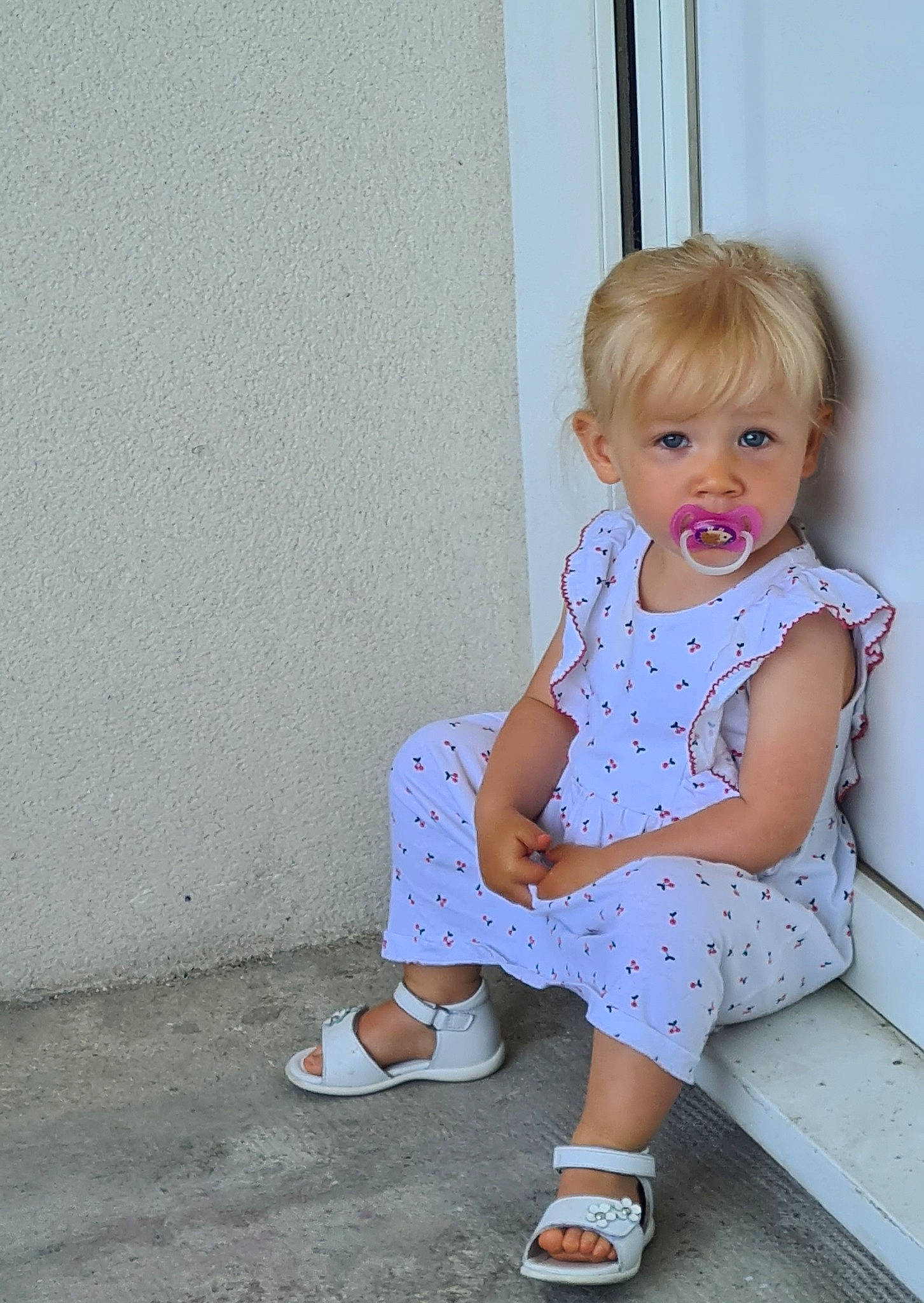 Agnieszka a rejoint le concours — aidez-le/la à gagner de superbes lots ! baby, baby_toddler_clothing, child, day_dress, electric_blue, foot, human_leg, knee, one_piece_garment, pattern, person, sandal, sitting, sleeve, sock, standing, toddler