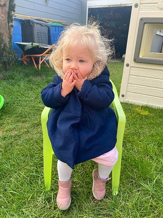 Agnieszka participe au concours pour gagner de l'argent avec cette photo : baby, baby_toddler_clothing, chair, child, fun, garden, grass, grass_family, grassland, lawn, leisure, people_in_nature, person, plant, recreation, shoe, sitting, sleeve, t_shirt, table