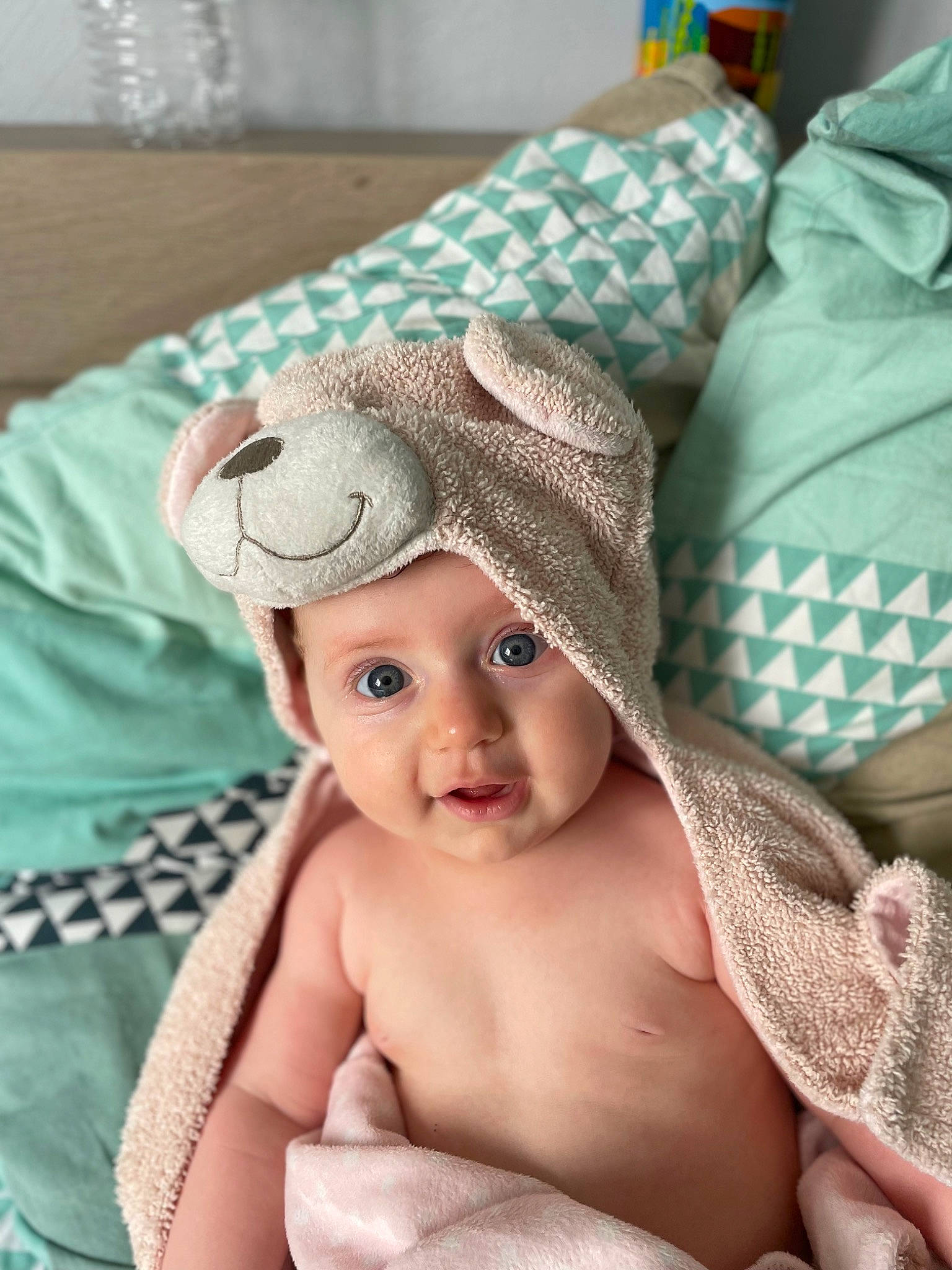 Lina participe au concours pour gagner de l'argent avec cette photo : baby, baby_products, baby_safety, baby_sleeping, baby_toddler_clothing, bedding, cap, cheek, chest, child, comfort, fashion_accessory, happy, hat, headgear, headwear, linens, pattern, person, skin