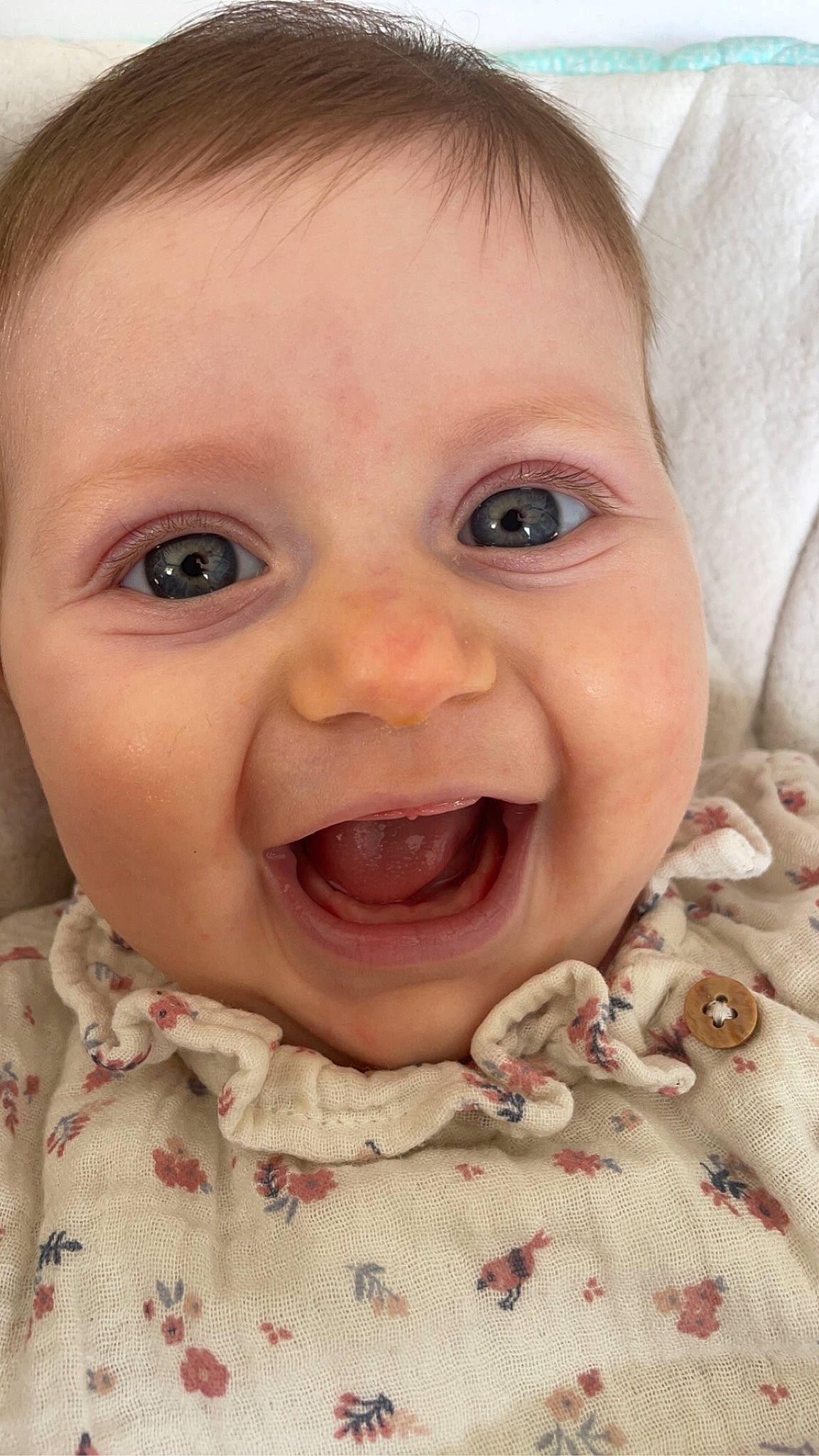 Lina a rejoint le concours — aidez-le/la à gagner de superbes lots ! cheek, chin, ear, eye, eyebrow, face, facial_expression, gesture, happy, human_body, iris, joy, lip, mouth, nose, person, skin, smile, textile, tongue