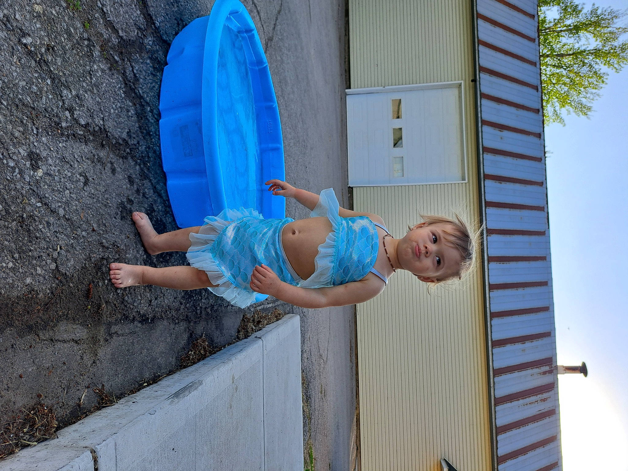 Malyka a rejoint le concours — aidez-le/la à gagner de superbes lots ! azure, blue, child, daytime, elbow, electric_blue, facade, fun, happy, human_leg, leisure, person, recreation, shorts, sky, summer, t_shirt, thigh, tree, vacation