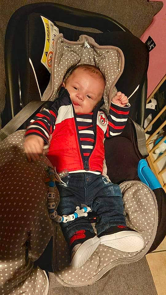 Kayden participe au concours pour gagner de l'argent avec cette photo : baby, baby_carriage, baby_products, baby_safety, baby_toddler_clothing, car_seat, carmine, chair, cheek, child, comfort, fashion_accessory, fun, lap, person, personal_protective_equipment, room, sitting, sleeve, sock