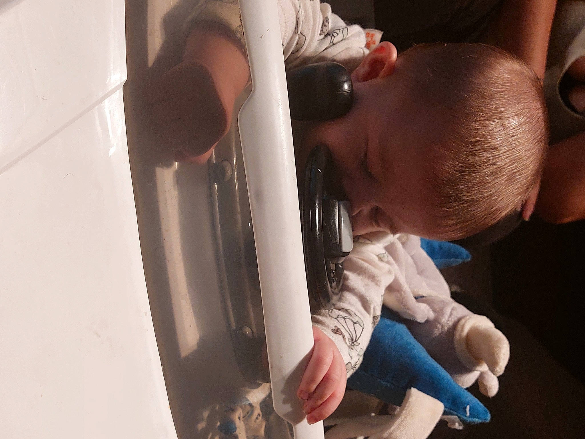 Kayden a rejoint le concours — aidez-le/la à gagner de superbes lots ! auto_part, baby, baby_products, chest, child, elbow, eyelash, eyewear, finger, fun, gesture, happy, nail, person, room, sitting, toddler, vehicle_door, window, wrist