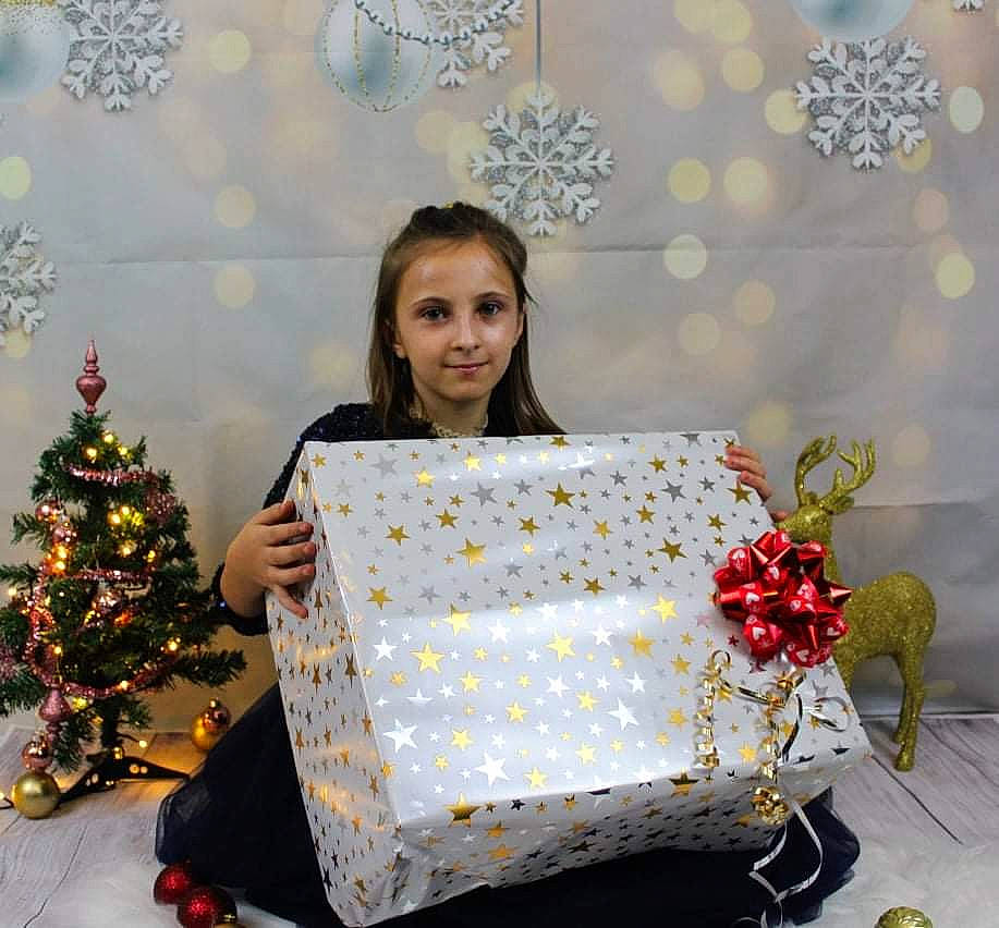 Payton participe au concours pour gagner de l'argent avec cette photo : bag, beauty, christmas, christmas_decoration, christmas_ornament, christmas_tree, event, gift_wrapping, happy, holiday, joy, ornament, pattern, person, photograph, plaid, plant, shoulder_bag, sitting, smile