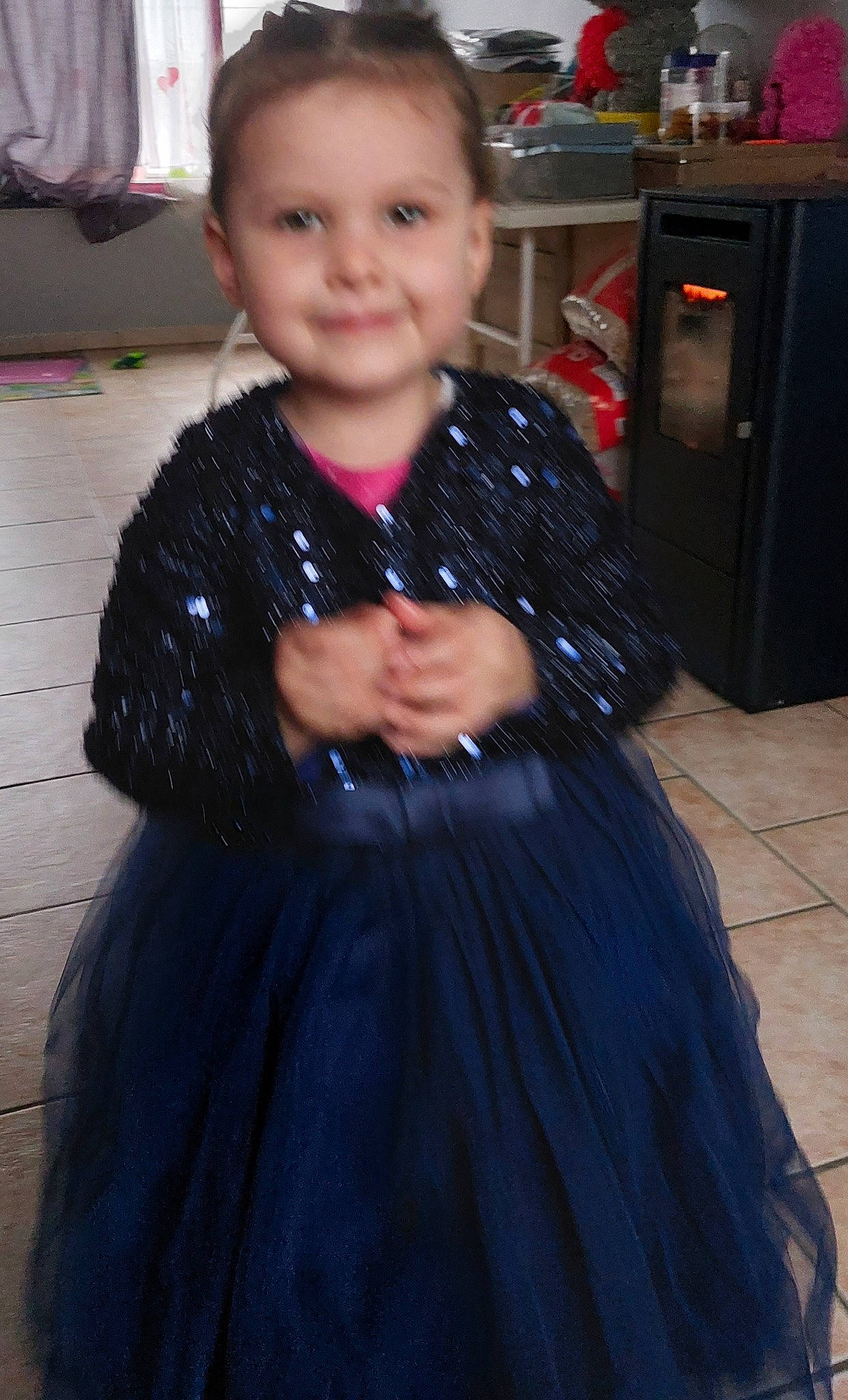 Eurydice a rejoint le concours — aidez-le/la à gagner de superbes lots ! baby_toddler_clothing, cabinetry, child, clothing, day_dress, dress, face, facial_expression, flooring, formal_wear, fun, hairstyle, head, iris, joy, person, purple, skin, sleeve, smile