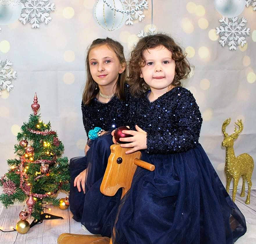 Eurydice a rejoint le concours — aidez-le/la à gagner de superbes lots ! beauty, christmas_ornament, christmas_tree, dress, event, evergreen, facial_expression, fashion_design, formal_wear, fun, hair, happy, human_body, joy, one_piece_garment, organ, ornament, person, sleeve, snapshot