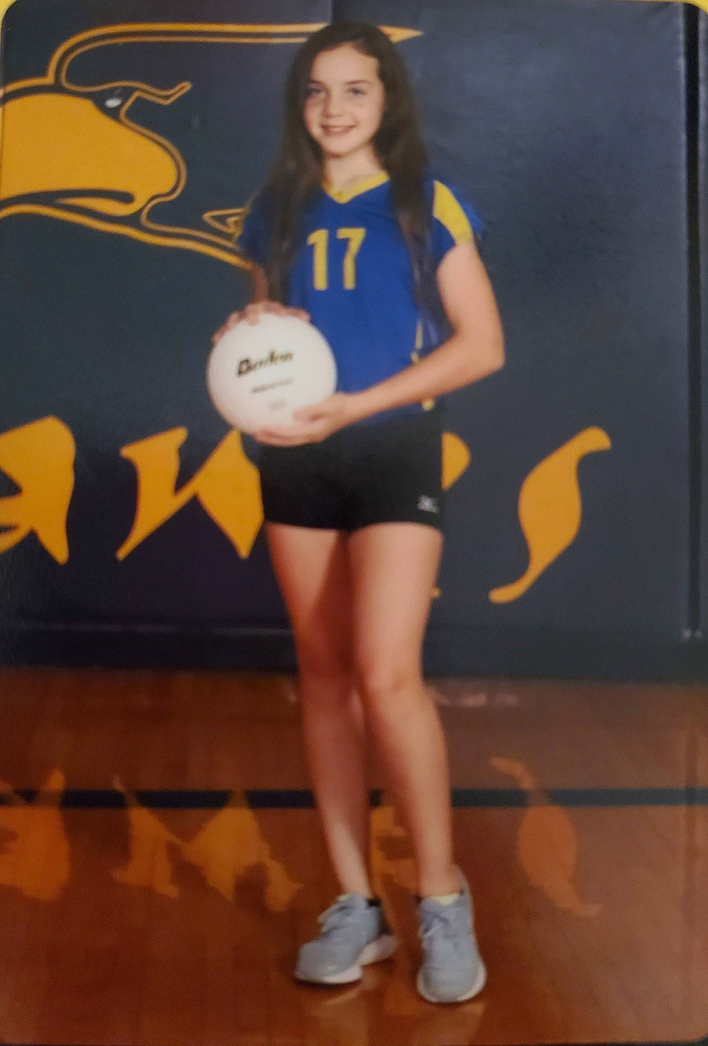 Graciela is registered to the contest to win money with this photo: competition_event, games, human_leg, joy, knee, leg, person, sports, thigh, uniform, volleyball, volleyball_player