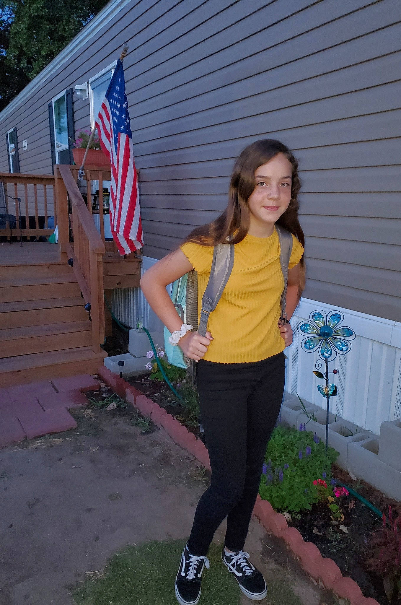 Graciela is registered to the contest to win money with this photo: joy, leg, person, shoulder, style, t_shirt, textile, trousers