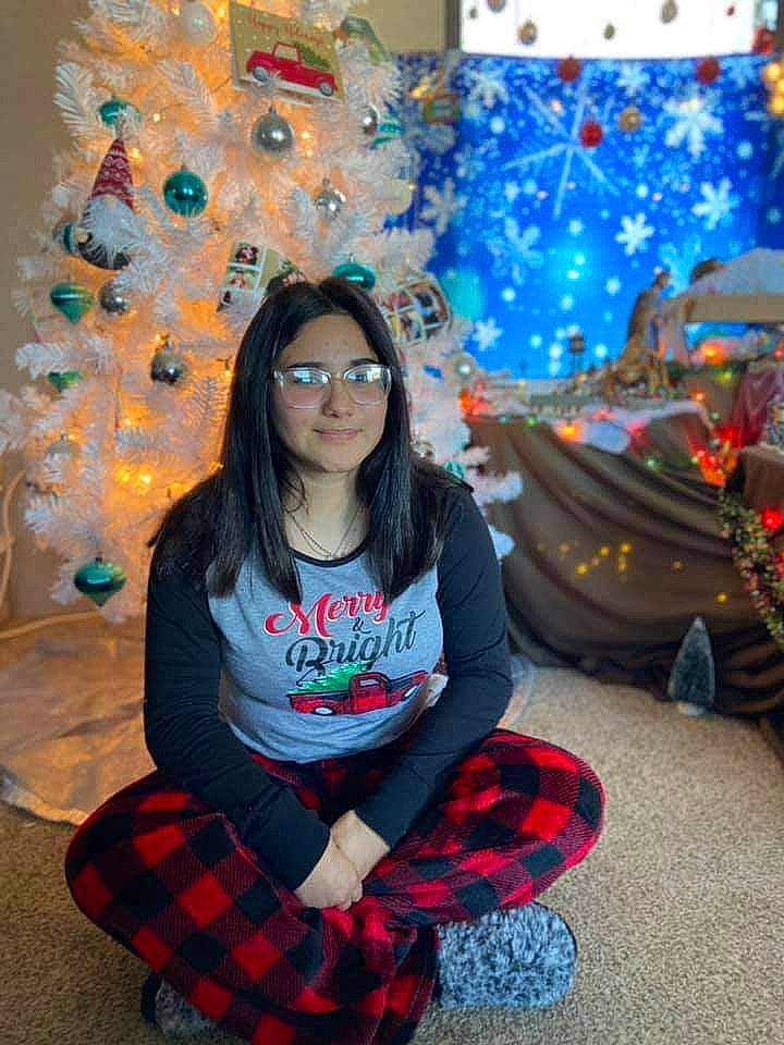 Isabel is registered to the contest to win money with this photo: carmine, design, glasses, joy, maroon, pattern, person, plaid, sitting, sock, street_fashion, sweater, tartan, textile, tights, wool, woolen