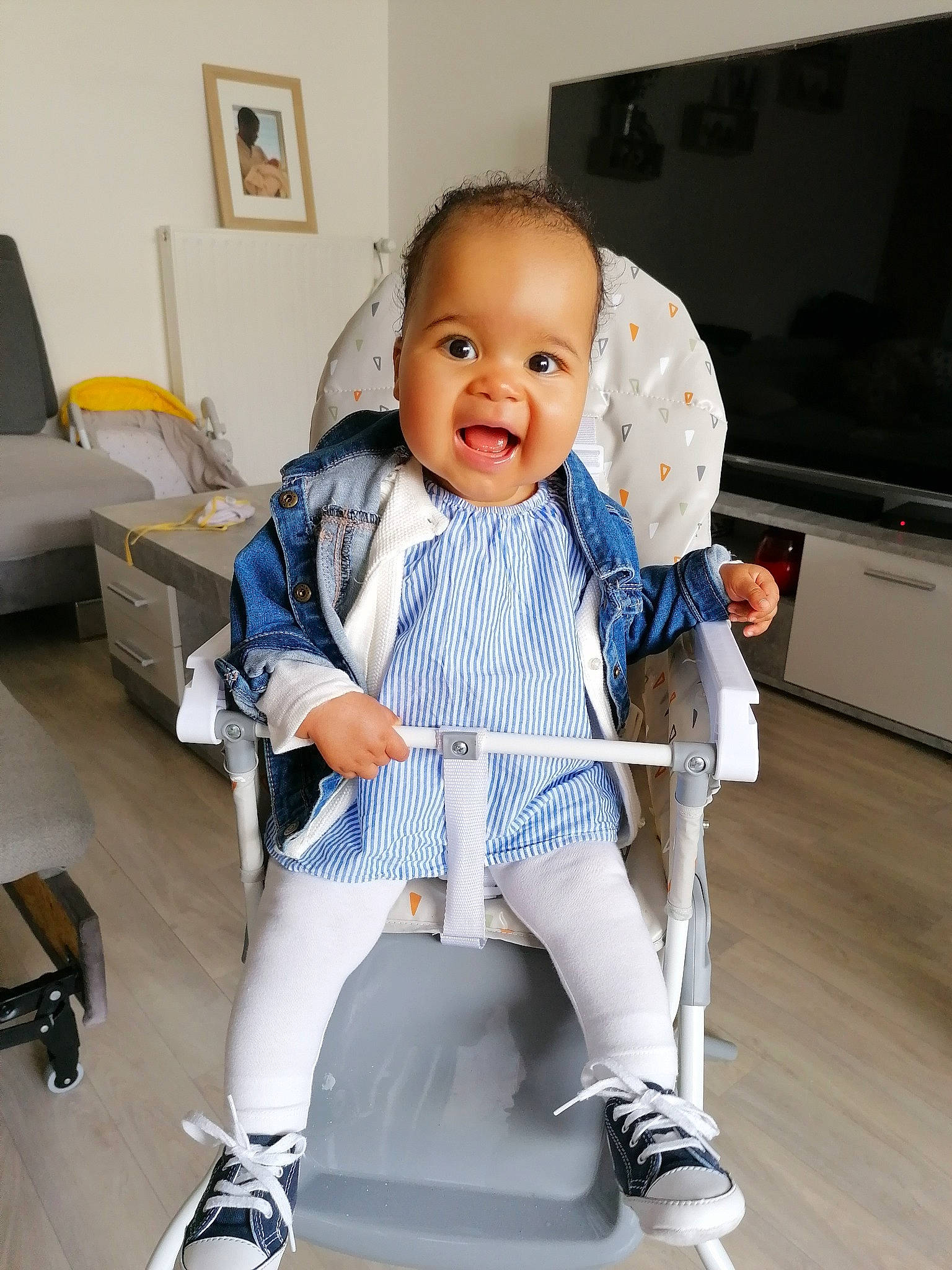 Aliyah a rejoint le concours — aidez-le/la à gagner de superbes lots ! baby, child, person, product, shoe, sitting, smile, toddler