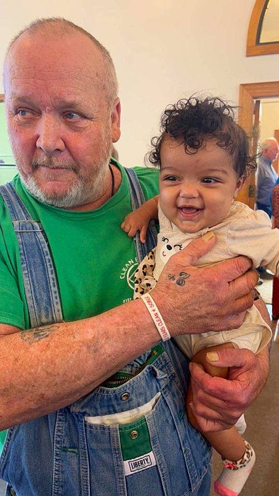 Journee is registered to the contest to win money with this photo: baby, beard, belt, child, event, fun, gesture, hand, happy, jewellery, muscle, necklace, person, picture_frame, skin, sleeve, smile, t_shirt, thumb, toddler