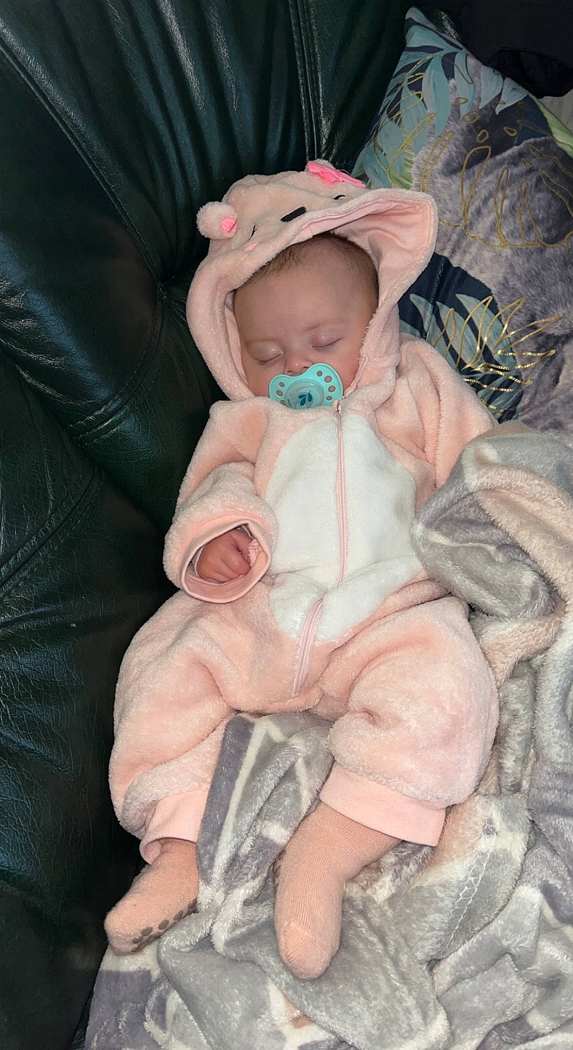 Louna participe au concours pour gagner de l'argent avec cette photo : baby, baby_products, baby_toddler_clothing, cheek, child, comfort, eye, face, fedora, hand, hat, lap, linens, person, pink, sitting, skin, sleeve, sun_hat, thumb