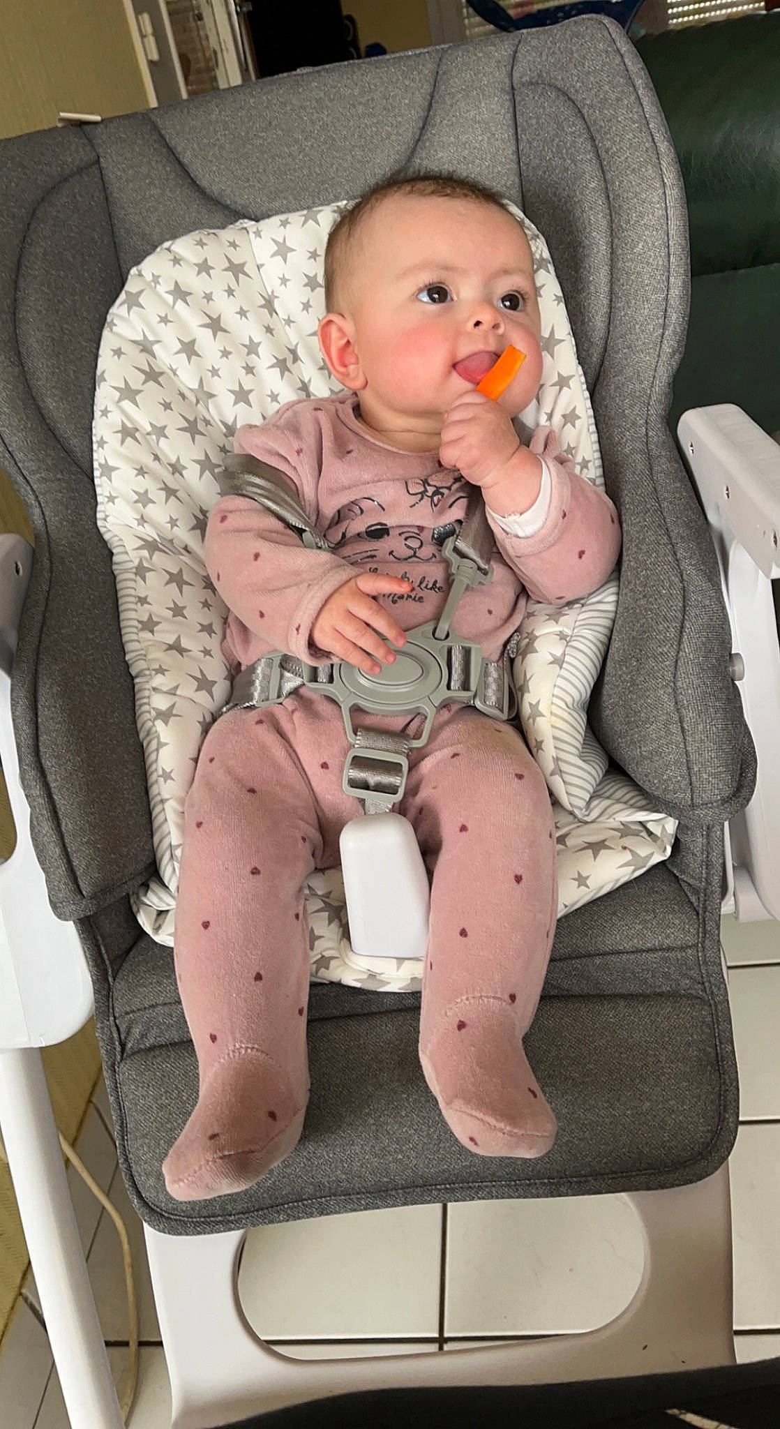 Louna a rejoint le concours — aidez-le/la à gagner de superbes lots ! arm, baby, baby_carriage, baby_products, baby_toddler_clothing, car_seat, chair, cheek, child, comfort, face, finger, human_body, knee, lap, mouth, person, skin, sleeve, thigh