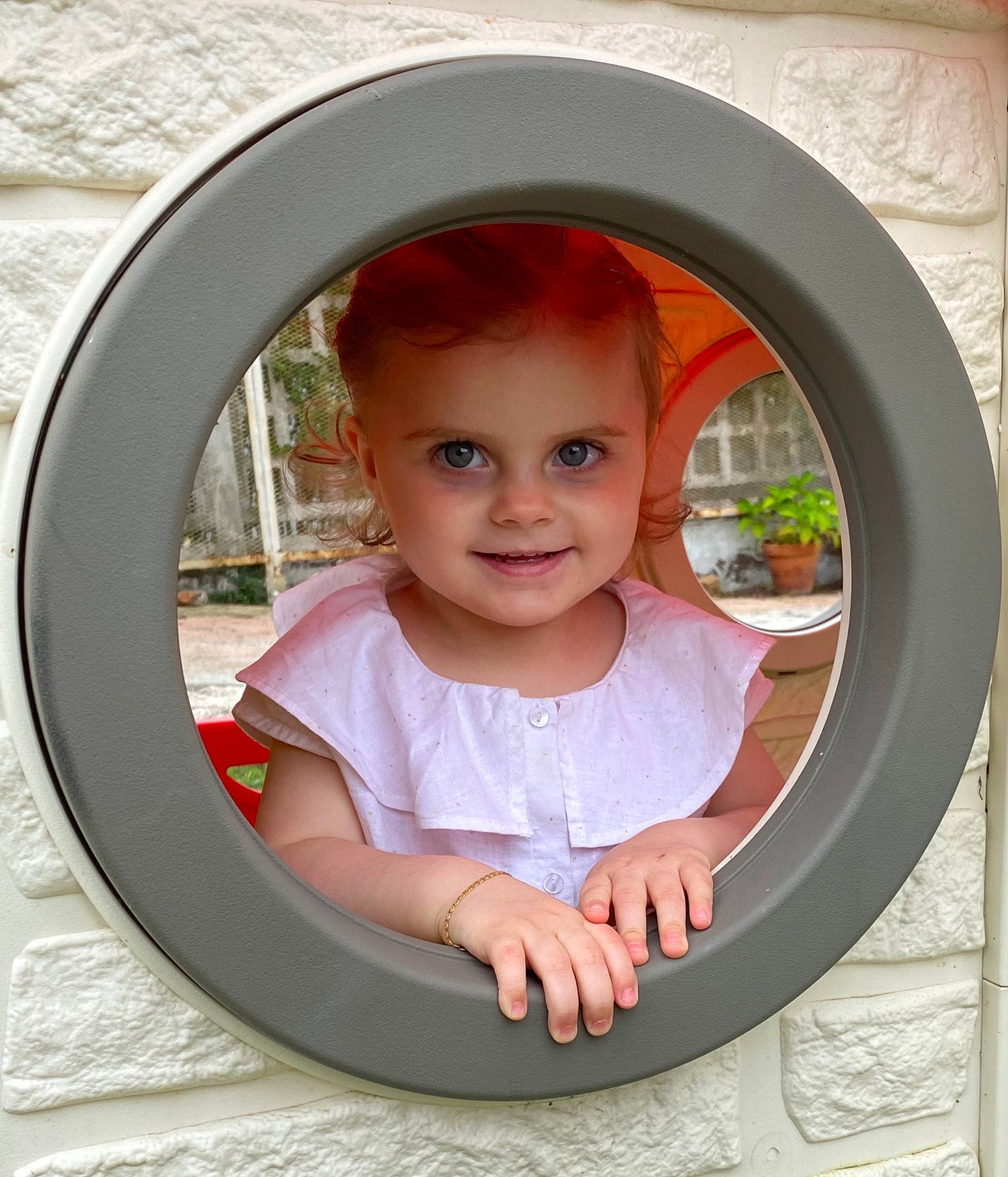 Hortense a rejoint le concours — aidez-le/la à gagner de superbes lots ! baby, baby_products, baby_toddler_clothing, child, chin, circle, facial_expression, fun, happy, interior_design, joy, oval, person, product, sitting, sleeve, smile, t_shirt, toddler, tree