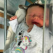 Zia a rejoint le concours — aidez-le/la à gagner de superbes lots ! newborn, baby, sleeping, hospital, bassinet, blanket, clothing, gray_outfit, minnie_mouse, unicorn, rainbow, cute, infant, cozy, resting, face, hand, soft_light, child, indoors