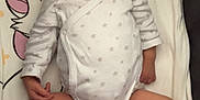Zia a rejoint le concours — aidez-le/la à gagner de superbes lots ! baby, newborn, sleeping, onesie, blanket, infant, cute, soft, cozy, peaceful, cartoon, plush, pink, white, star_pattern, clothing, limbs, face, portrait, indoor