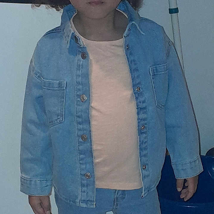 Nadré participe au concours pour gagner de l'argent avec cette photo : accessories, child, clothing, coat, face, female, footwear, girl, hair, head, jacket, jeans, pants, person, photography, portrait, sandal, shoe, sneaker, sunglasses
