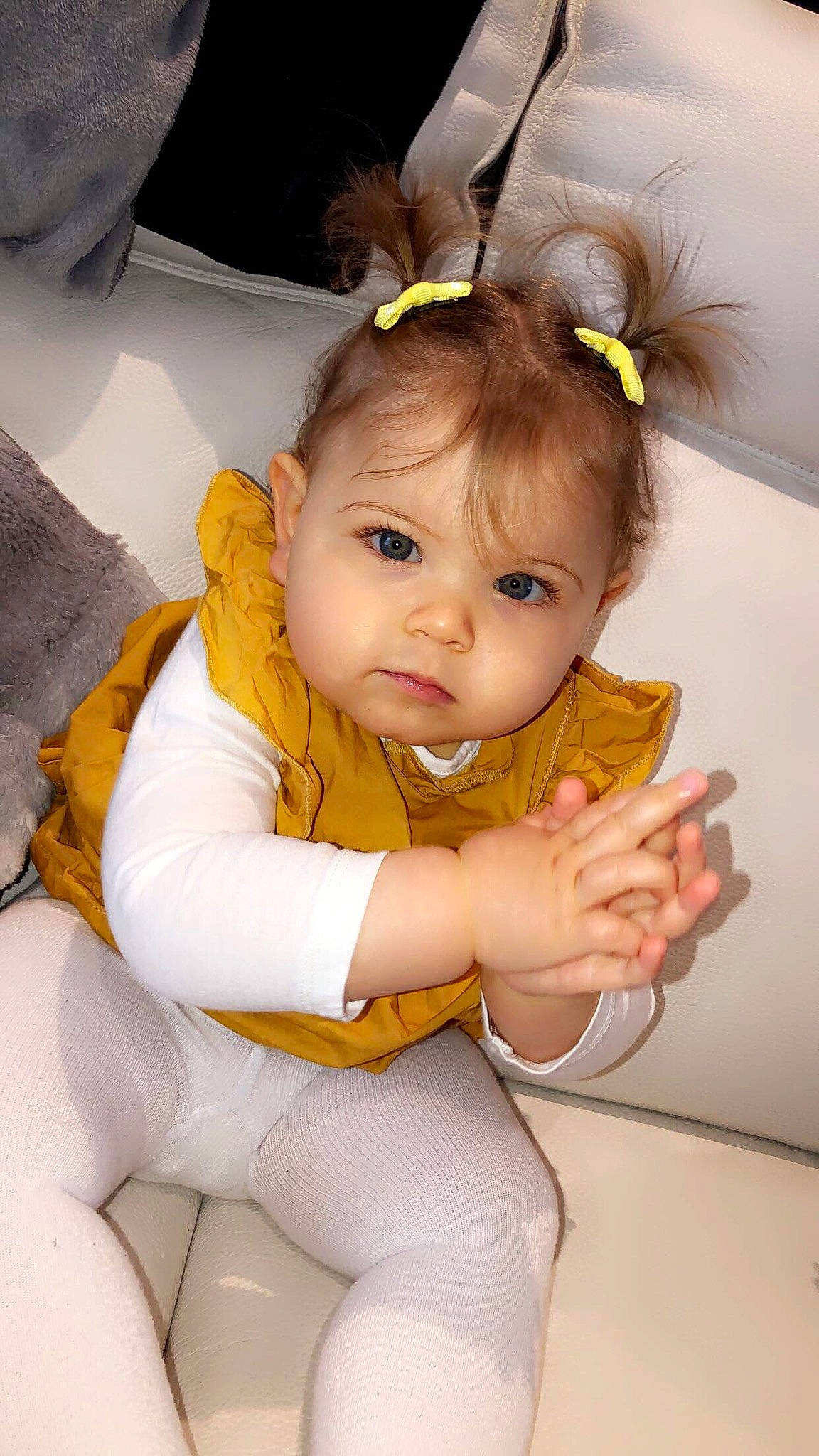 Alyah a rejoint le concours — aidez-le/la à gagner de superbes lots ! arm, baby_toddler_clothing, cheek, comfort, eye, eyebrow, eyelash, finger, gesture, hand, happy, head, human_body, iris, neck, person, skin, sleeve, thigh, white