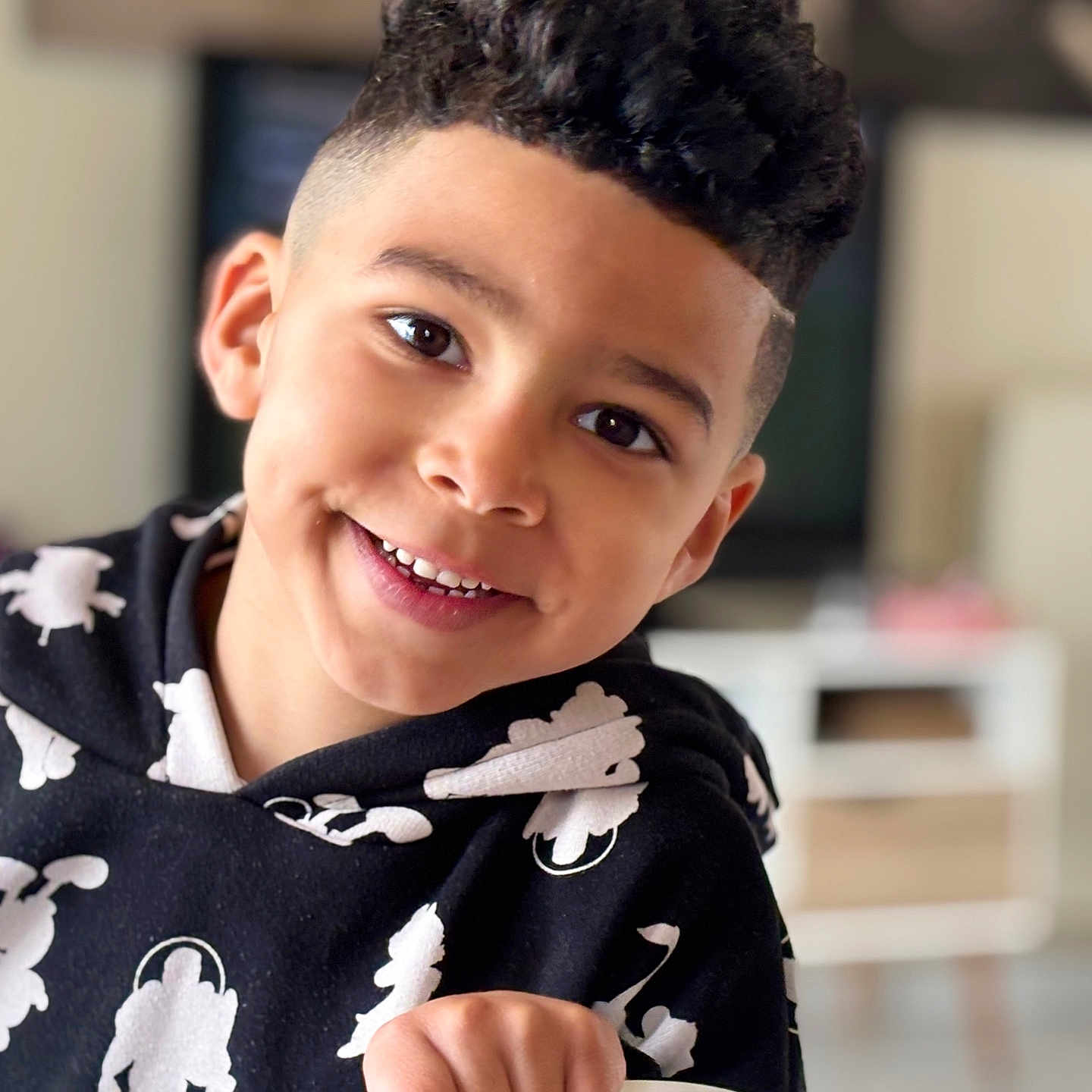 Soiylane a rejoint le concours — aidez-le/la à gagner de superbes lots ! baby, babylaughing, blackhair, bodypart, boy, child, clothing, coat, dimples, face, hair, happy, head, jacket, male, person, photography, portrait, shoulder, smile