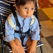 Naël a rejoint le concours — aidez-le/la à gagner de superbes lots ! child, toddler, stroller, wizard_hat, mouse_ears, blue_outfit, suspenders, shoes, indoor, floor_tiles, curious, seated, hands, face, brown_hair, cute, young, casual_clothing, baby, portrait
