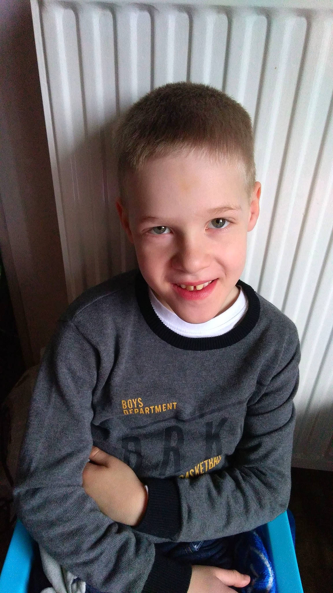 Mathéo participe au concours pour gagner de l'argent avec cette photo : baby, cheek, child, face, hair, joy, person, sitting, smile, standing, t_shirt, toddler