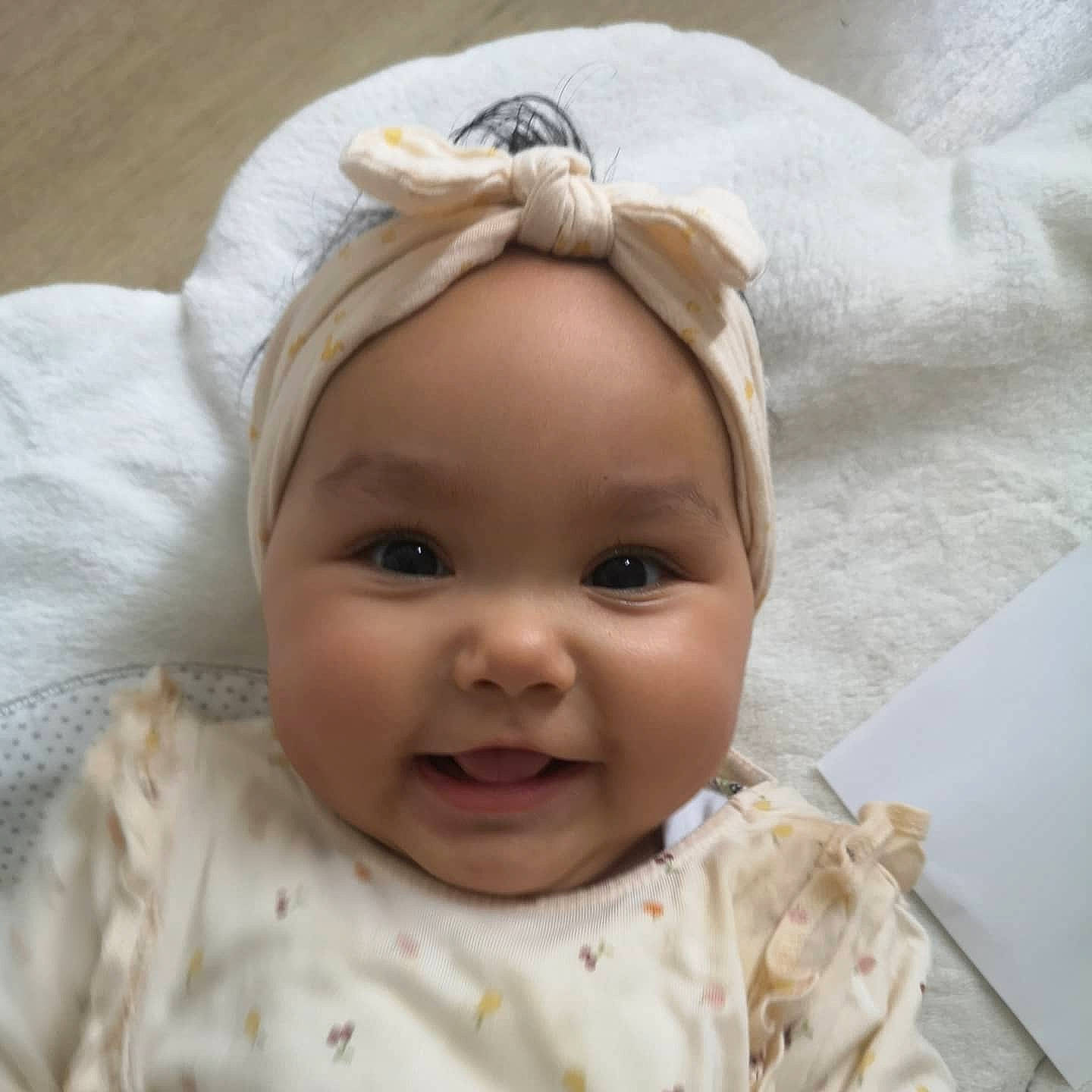 Jayanah participe au concours pour gagner de l'argent avec cette photo : baby, baby_toddler_clothing, beige, cheek, comfort, eye, eyelash, happy, head, headpiece, headwear, iris, joy, lip, nose, person, skin, sleeve, smile, textile