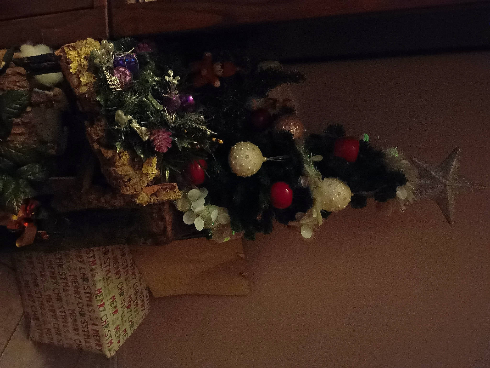 Mingus a rejoint le concours — aidez-le/la à gagner de superbes lots ! artificial_flower, bouquet, christmas, christmas_decoration, christmas_ornament, christmas_tree, creative_arts, cut_flowers, event, evergreen, floral_design, floristry, flower_arranging, holiday, holiday_ornament, ornament, plant, tints_and_shades, twig, wood