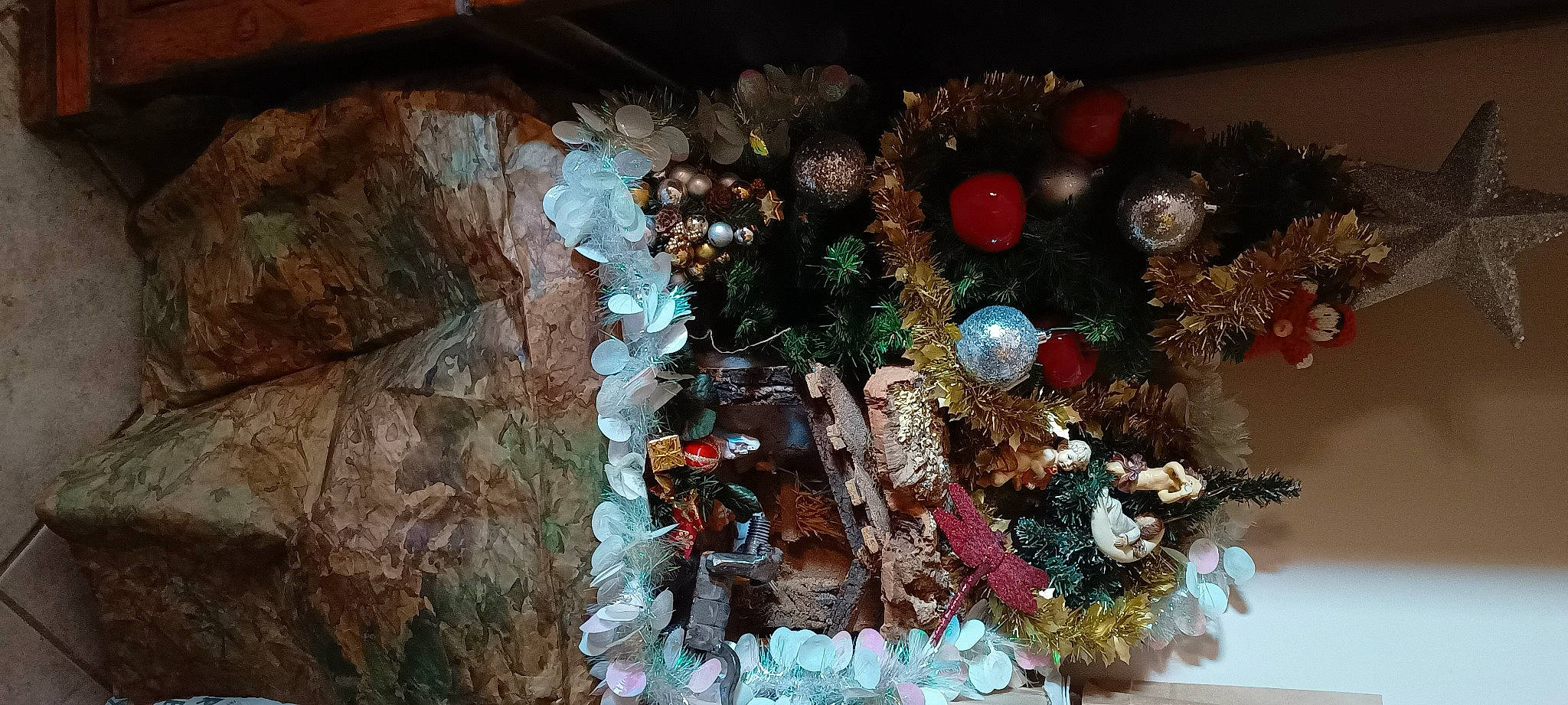 Mingus a rejoint le concours — aidez-le/la à gagner de superbes lots ! christmas, christmas_decoration, christmas_eve, christmas_ornament, conifer, event, evergreen, floral_design, glass, holiday, holiday_ornament, interior_design, natural_material, ornament, plant, plastic, still_life_photography, twig, window, wood