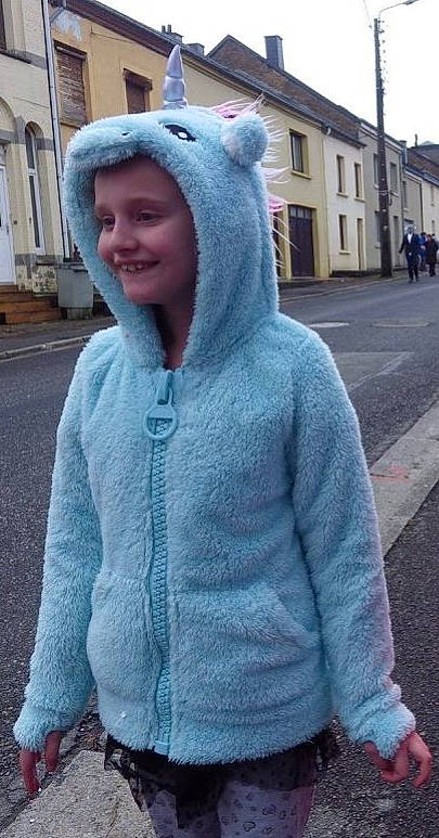 Erika participe au concours pour gagner de l'argent avec cette photo : child, clothing, fur, fur_clothing, girl, hood, hoodie, jacket, jeans, joy, knitting, mammal, material, outerwear, person, sweater, textile, toddler, top, winter