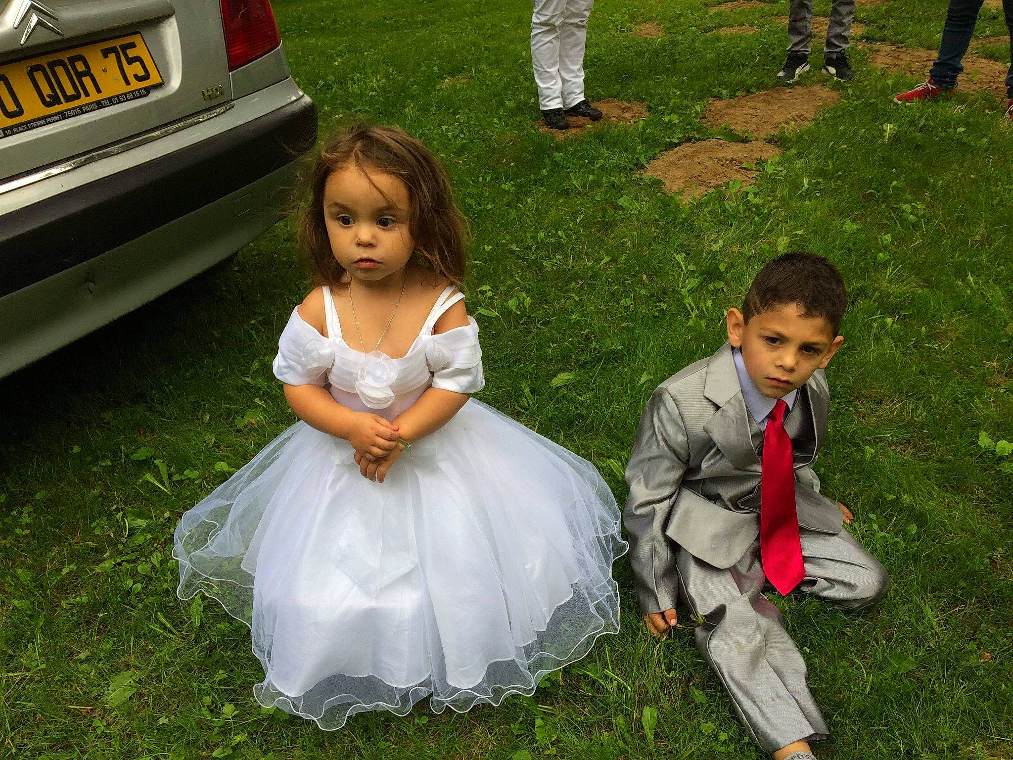 Cléana participe au concours pour gagner de l'argent avec cette photo : bridal_clothing, bridal_party_dress, car, ceremony, child, dress, event, flower_girl, fun, grass, person, plant, toddler, vehicle, wedding, wedding_ceremony_supply