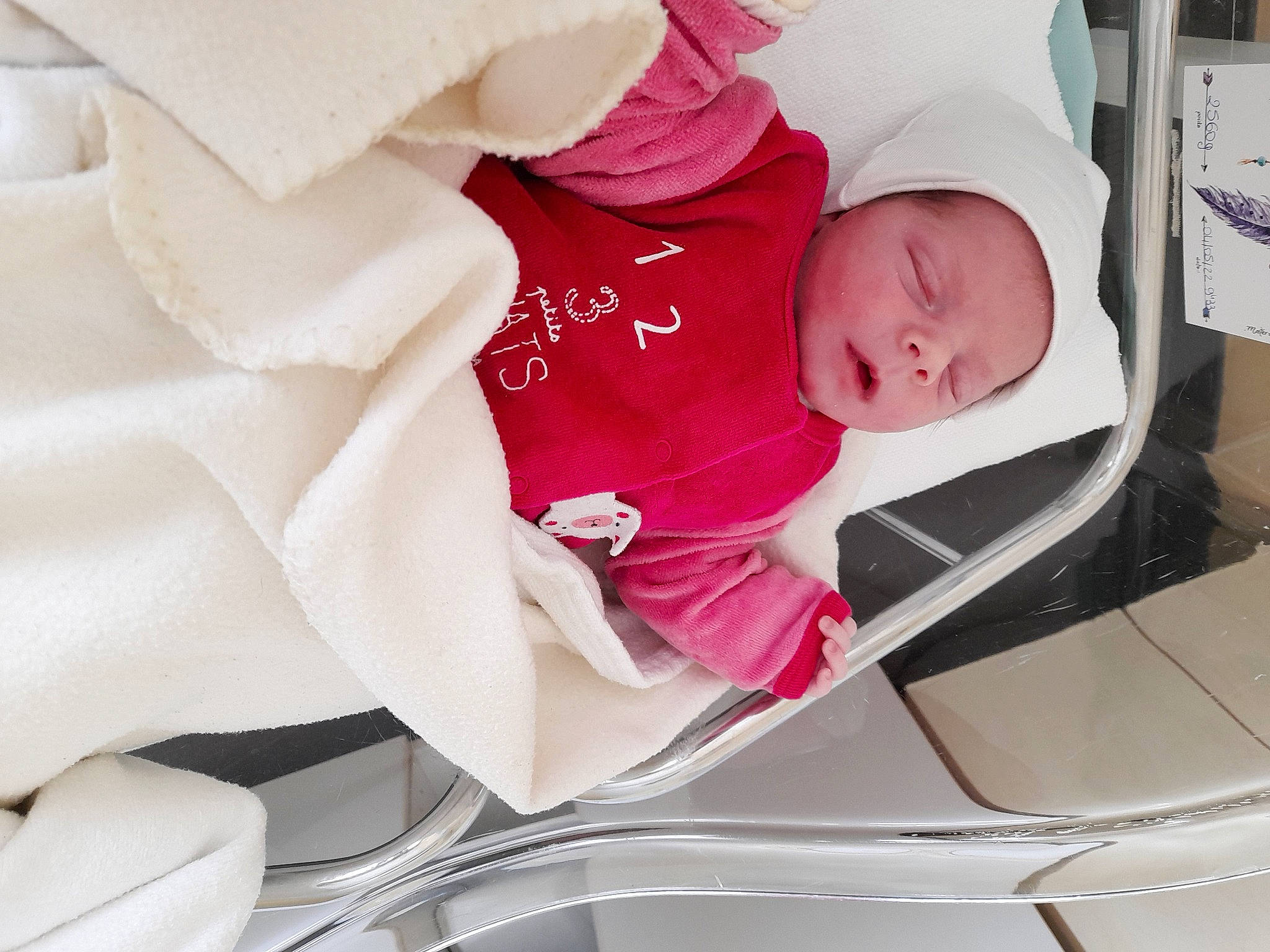 Cassandre a rejoint le concours — aidez-le/la à gagner de superbes lots ! automotive_design, automotive_exterior, automotive_lighting, baby, baby_carriage, baby_sleeping, baby_toddler_clothing, bumper, car, car_seat, comfort, hood, person, personal_luxury_car, pink, sleeve, steering_wheel, toddler, trunk, vehicle_door