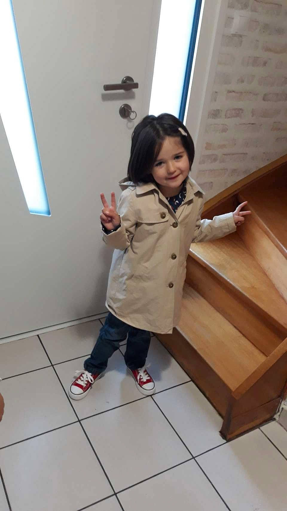 Kellya a rejoint le concours — aidez-le/la à gagner de superbes lots ! child, door, floor, flooring, fun, happy, hardwood, interior_design, joint, joy, leg, leisure, person, shoulder, skin, sleeve, smile, stairs, standing, thigh