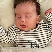 Kylian participe au concours pour gagner de l'argent avec cette photo : baby, sleeping, infant, striped_clothing, blanket, soft_texture, face, closed_eyes, peaceful, cute, child, cozy, rest, indoors, portrait, human, toddler, warm, comfort, young
