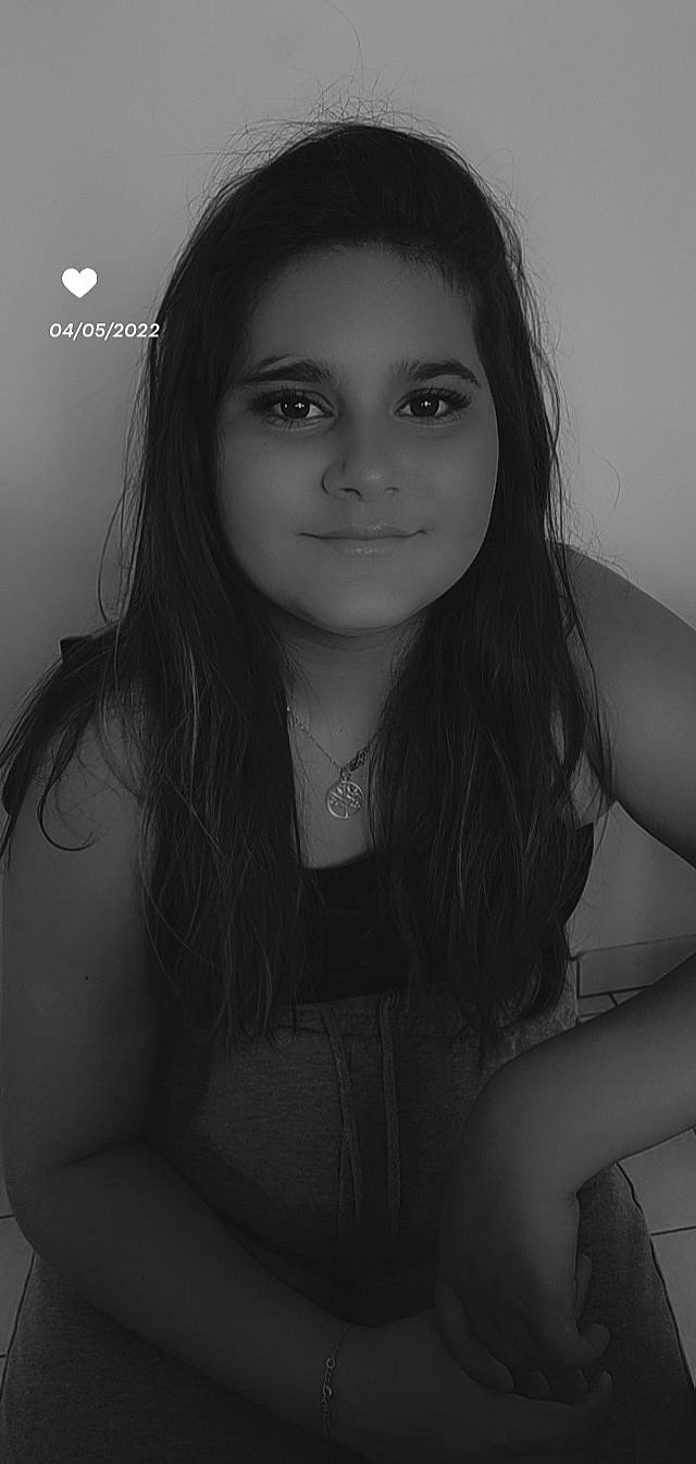 Zaïna participe au concours pour gagner de l'argent avec cette photo : black, black_and_white, chin, eyebrow, eyelash, face, facial_expression, fashion, flash_photography, forehead, hairstyle, human, iris, jaw, joy, lip, mouth, person, shoulder, skin