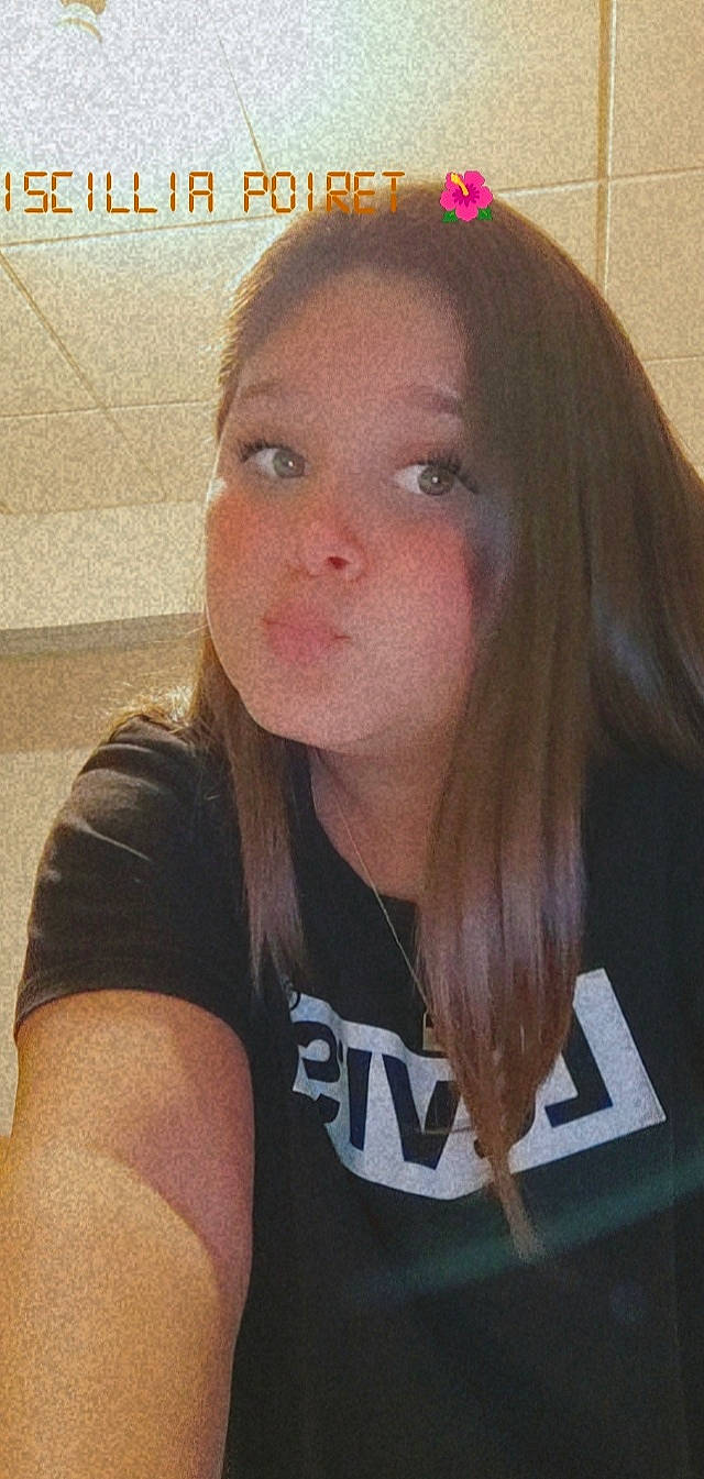 Zaïna participe au concours pour gagner de l'argent avec cette photo : bangs, black_hair, brown_hair, cheek, electric_blue, eyebrow, eyelash, forehead, happy, jaw, layered_hair, lip, long_hair, mouth, nose, person, selfie, sleeve, step_cutting, t_shirt