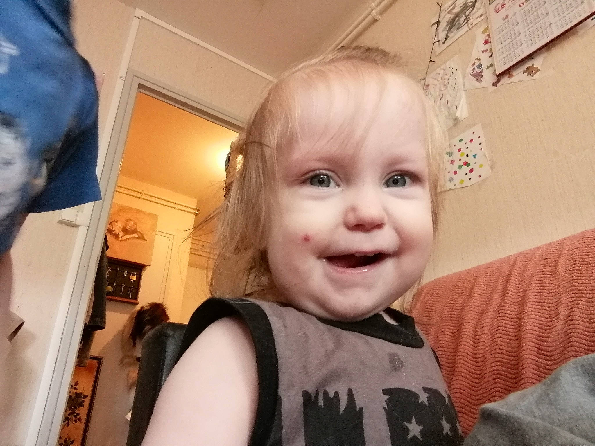 Aerith participe au concours pour gagner de l'argent avec cette photo : blond, cheek, child, chin, cool, ear, eye, eyebrow, face, facial_expression, forehead, hair, hairstyle, head, joy, lip, mouth, nose, person, skin