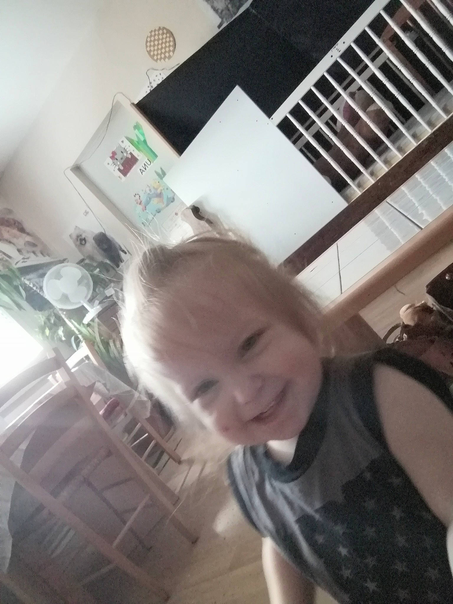 Aerith participe au concours pour gagner de l'argent avec cette photo : baby, black_hair, child, ear, hair, head, joy, leg, nose, person, photography, selfie, square