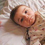 Salomé a rejoint le concours — aidez-le/la à gagner de superbes lots ! baby, bed, child, closeup, clothing, cute, eyes, face, floral_pattern, healthcare, hospital, indoors, infant, looking, lying_down, medical_tube, person, skin, white_bed, young