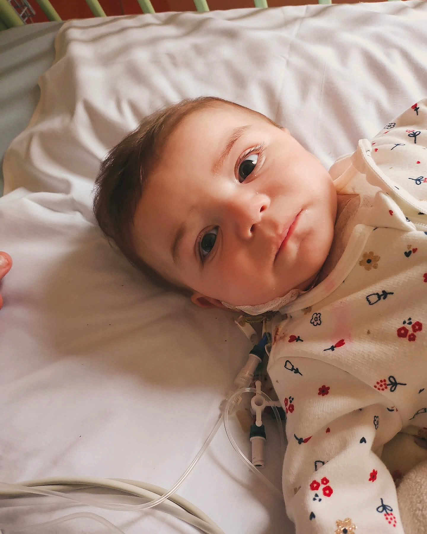 Salomé a rejoint le concours — aidez-le/la à gagner de superbes lots ! baby, bed, child, closeup, clothing, cute, eyes, face, floral_pattern, healthcare, hospital, indoors, infant, looking, lying_down, medical_tube, person, skin, white_bed, young