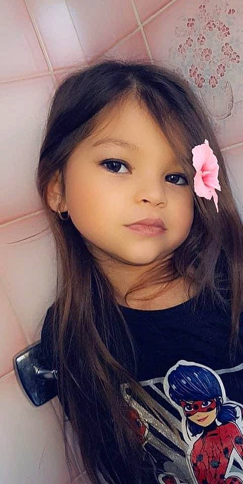 Adonay participe au concours pour gagner de l'argent avec cette photo : cheek, ear, eyelash, fashion, flash_photography, flower, forehead, hair, hairstyle, happy, iris, lip, mouth, neck, nose, organ, person, petal, shoulder, skin