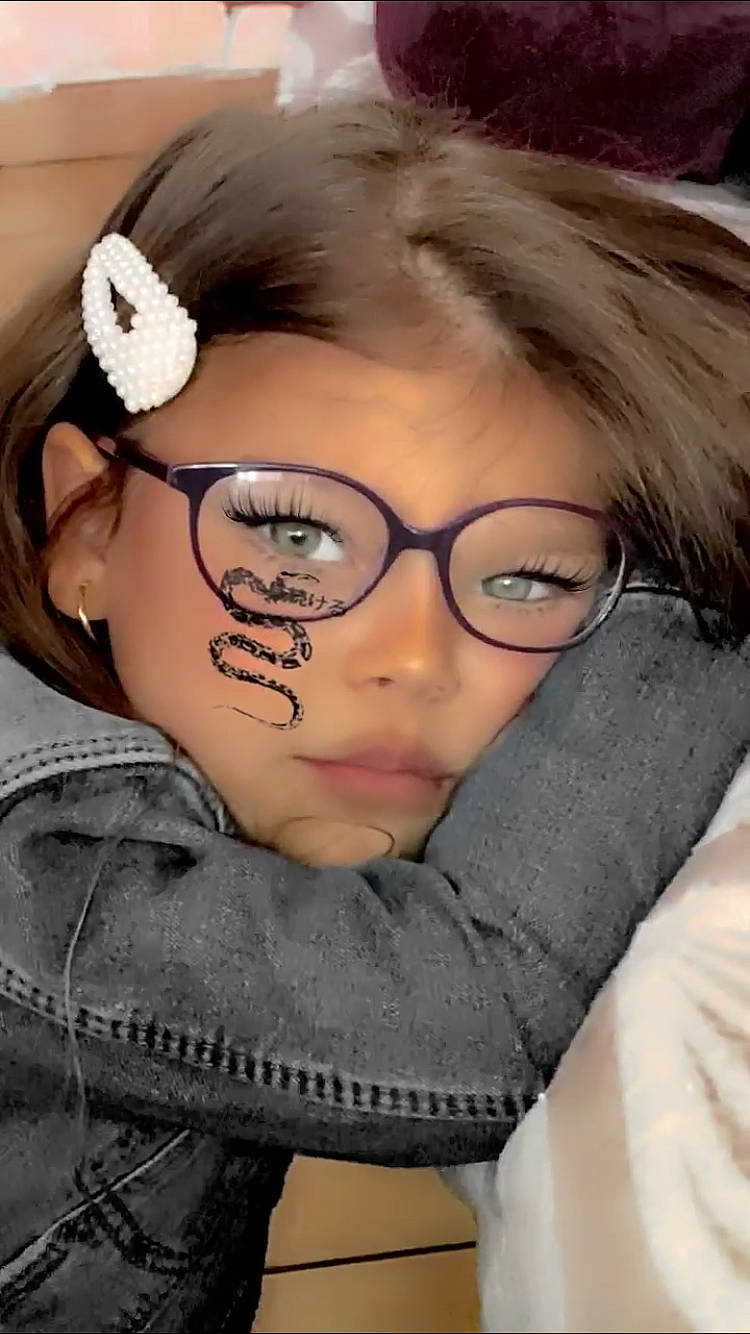 Adonay participe au concours pour gagner de l'argent avec cette photo : black_hair, cheek, chin, cool, ear, eyebrow, eyelash, eyewear, flash_photography, forehead, glasses, happy, iris, jaw, lip, mouth, neck, nose, person, skin